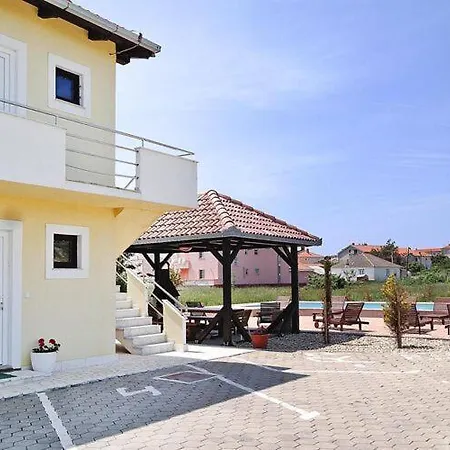 Lug 2, New And Comfortable With Pool Apartment